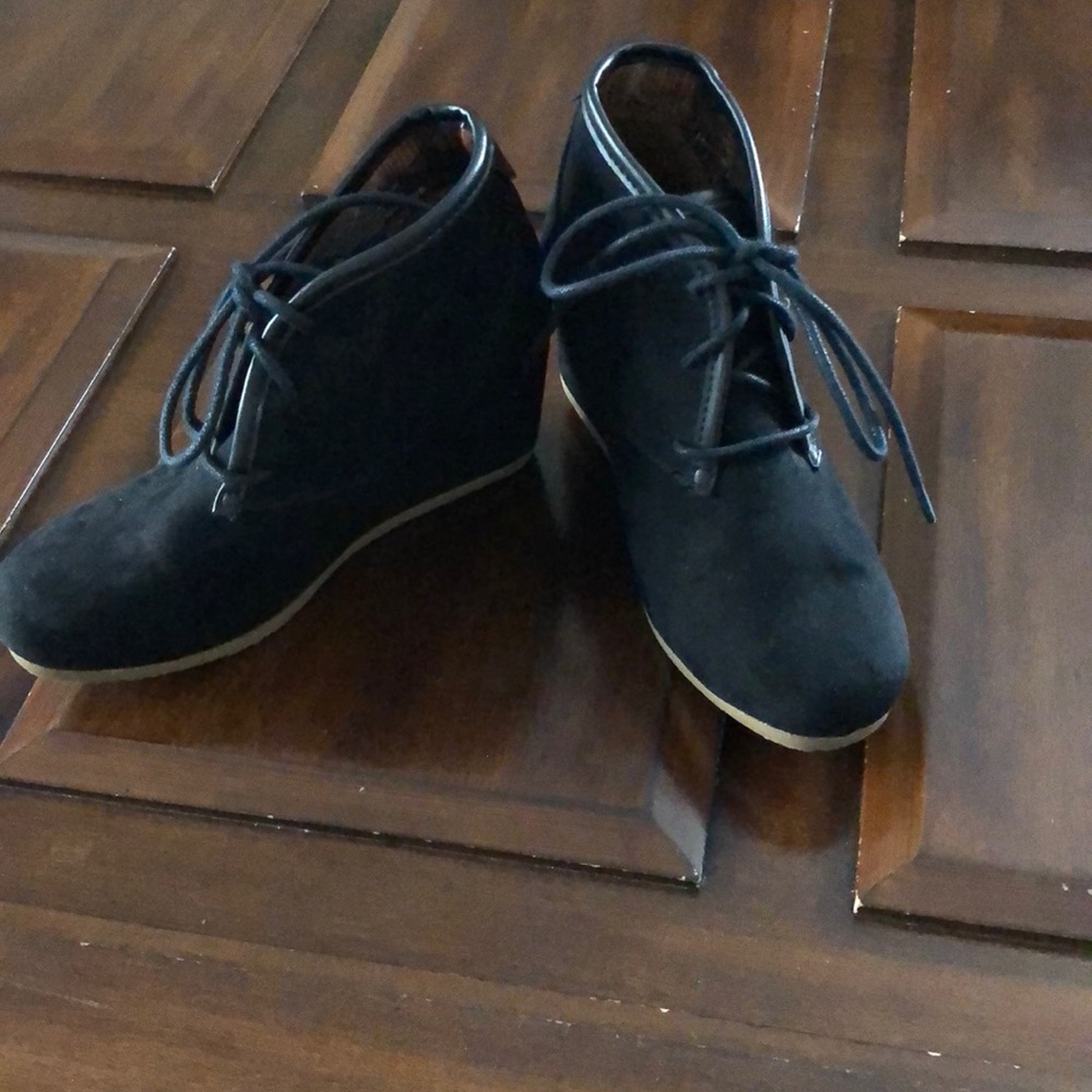 Women’s size 6 black Mad Love Myrtle Wedge Booties